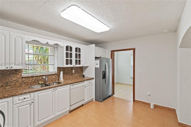 Building Photo - 210 E 61st St