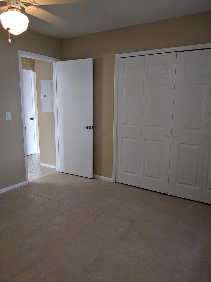 Building Photo - 3320 Barnsdale Dr