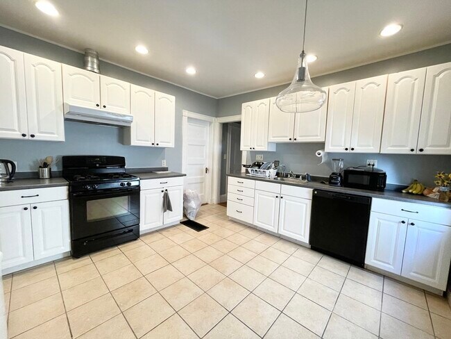 Primary Photo - 18 Romsey St