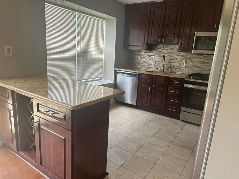 Kitchen w/ Breakfast Bar - 131 Country Club Dr
