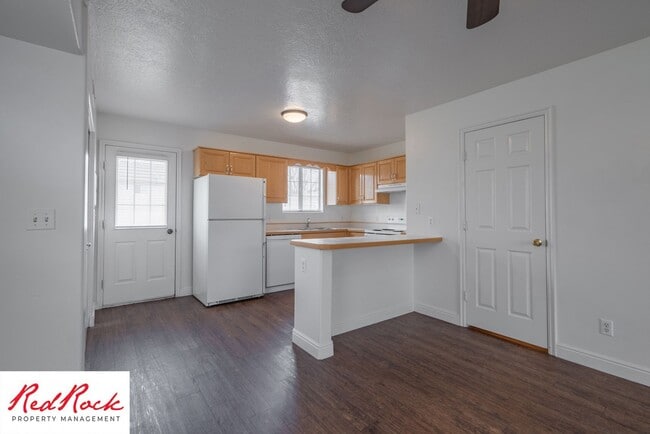 Building Photo - 2 Bedroom Townhome Available