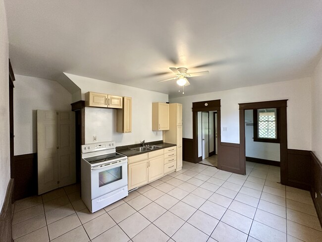 Building Photo - 154 Elmwood St