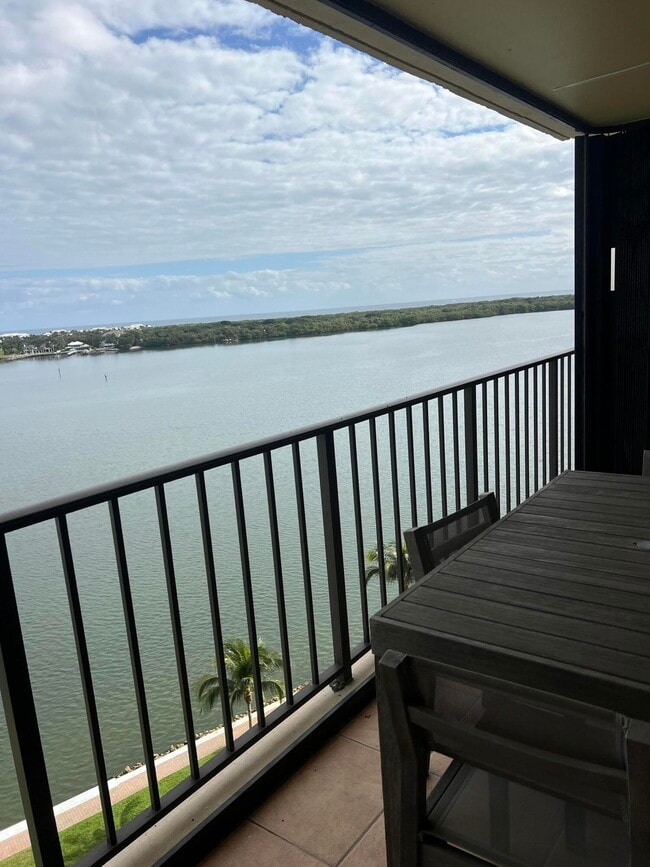 Building Photo - 132 Lakeshore Dr