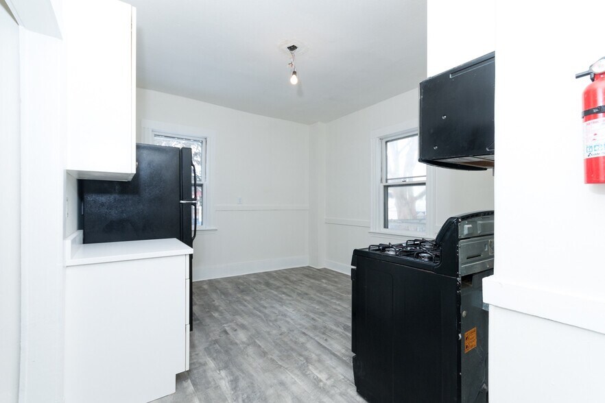 Building Photo - 25 Oakwood St