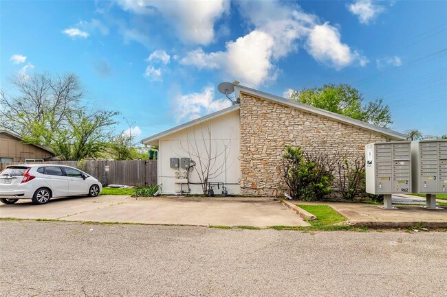 Building Photo - 304 W William Cannon Dr