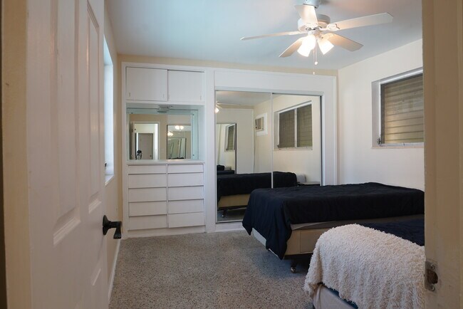 Building Photo - 10911 NE 9th Ct