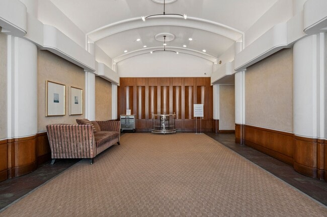 Building Photo - Light Filled 2 Bed, 2 Bath South Beach Por...