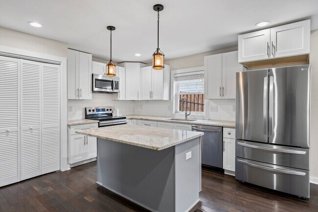 Building Photo - Cheery downtown bungalow with stunning finishes and fenced back yard.