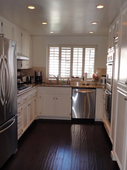 Building Photo - 1551 Palisades Dr