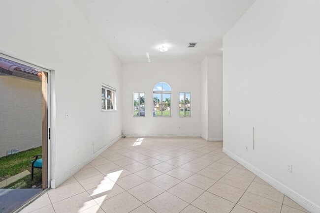 Building Photo - 2552 NE 41st Ave