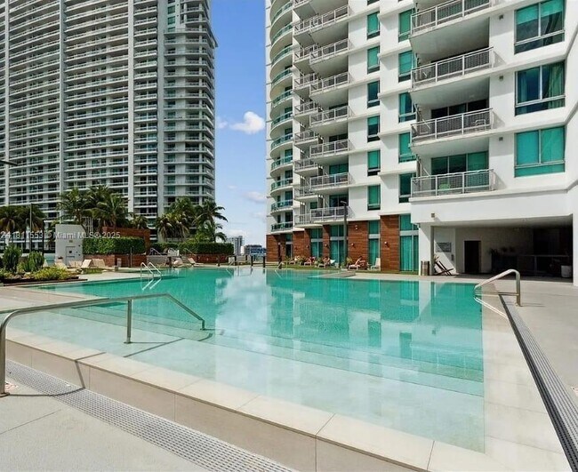 Building Photo - 350 S Miami Ave