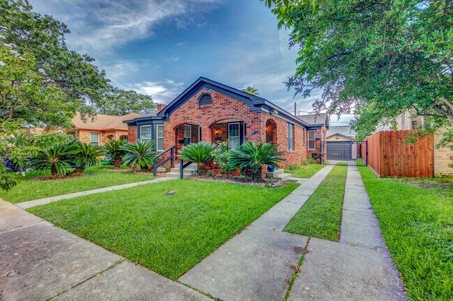 Building Photo - 4828 Wharton Dr