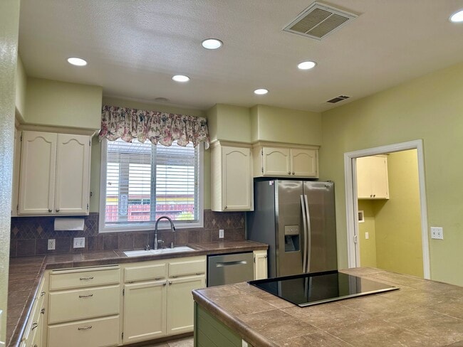 Building Photo - Beautiful well maintained home! Excellent ...