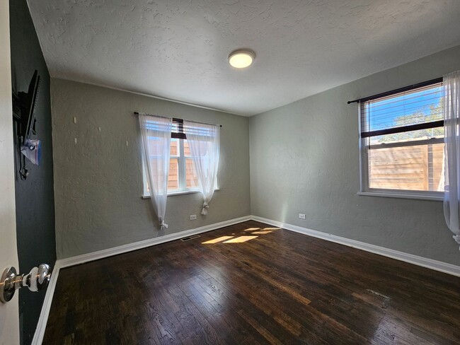 Building Photo - Heart of the City 1949 Charmer 2 Bed 1 Bat...