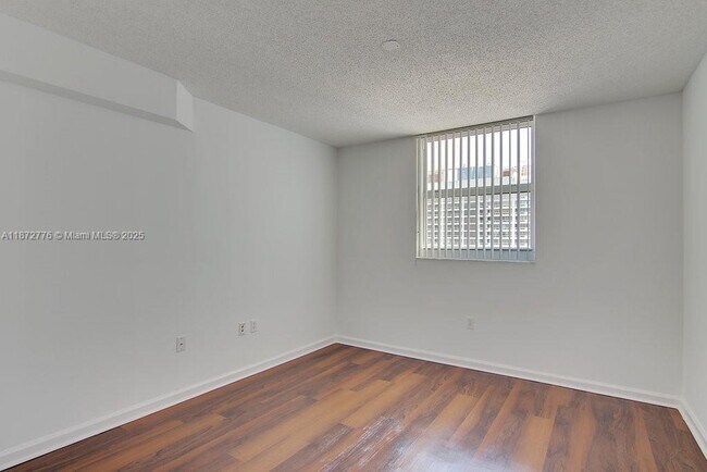 Building Photo - 1756 N Bayshore Dr