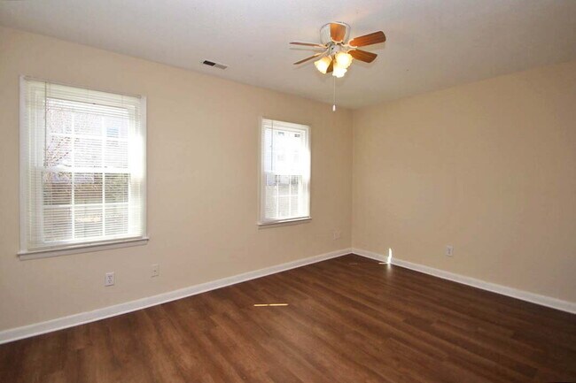 Building Photo - Four Bedroom Townhome with Plenty of Space!