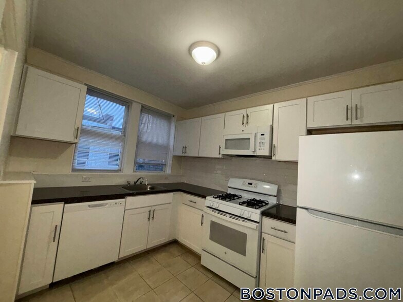 Building Photo - 518 Cambridge St