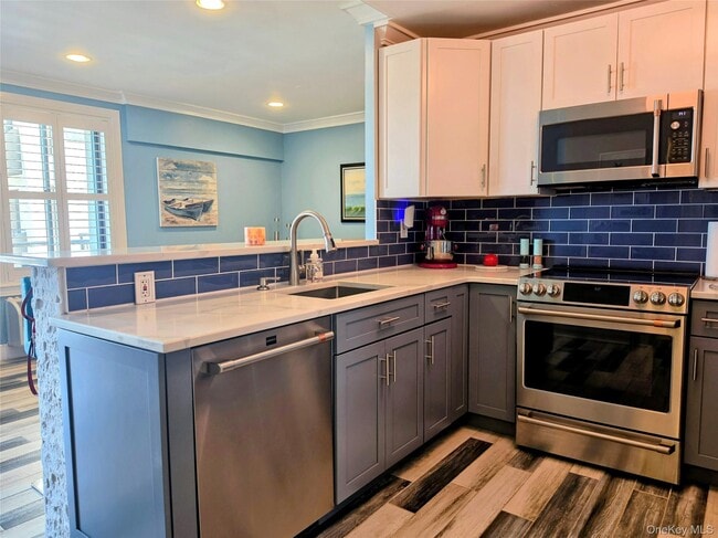 Building Photo - 100 W Broadway