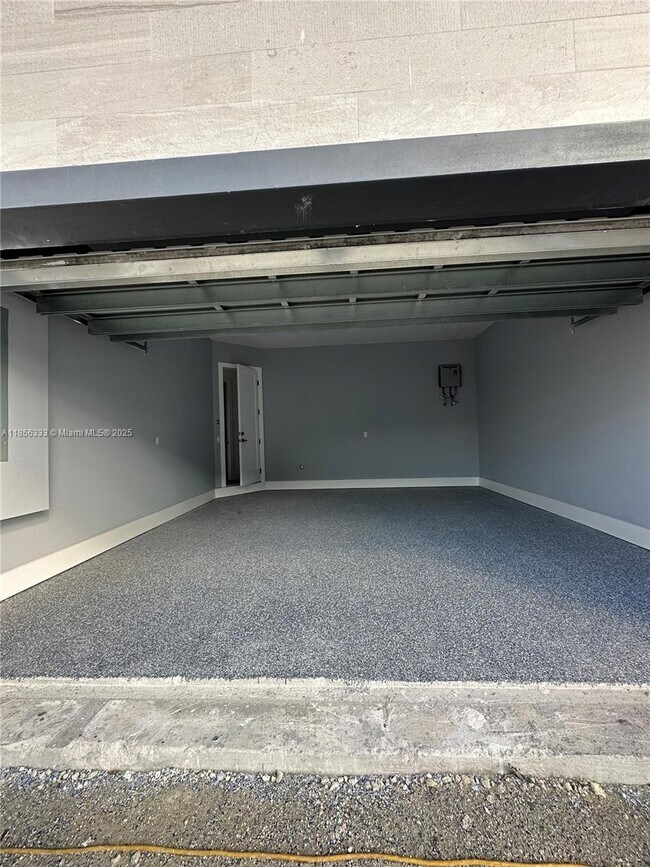Building Photo - 4627 SW 32nd Ave