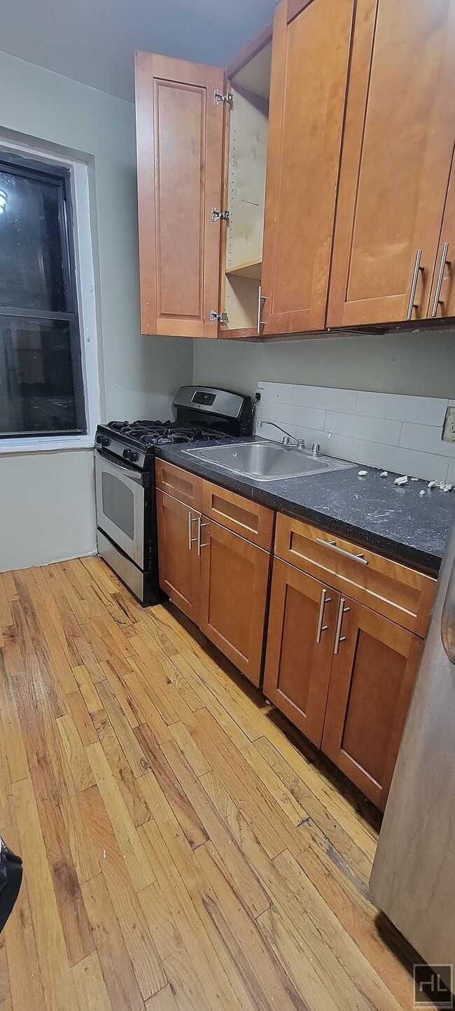 Building Photo - SPACIOUS 3- BEDROOM APARTMENT  Prospect Pa...