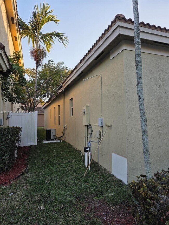 Building Photo - 3930 NE 12th Dr