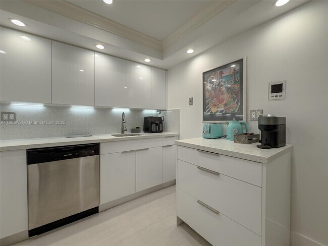 Building Photo - 250 NE 181st St