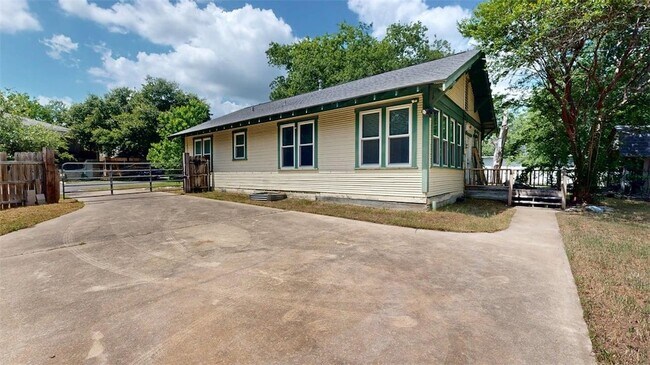 Building Photo - 307 Brogdon St