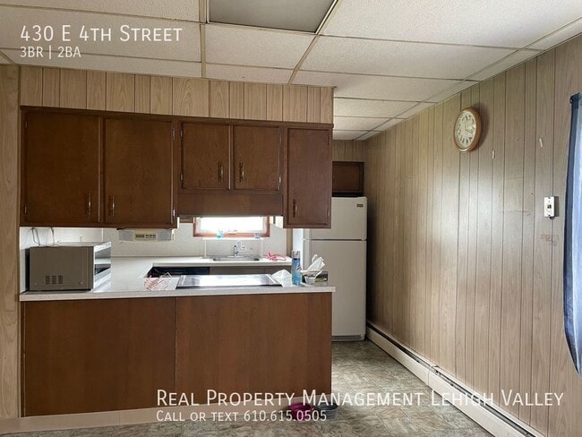 Building Photo - 430 E 4th St