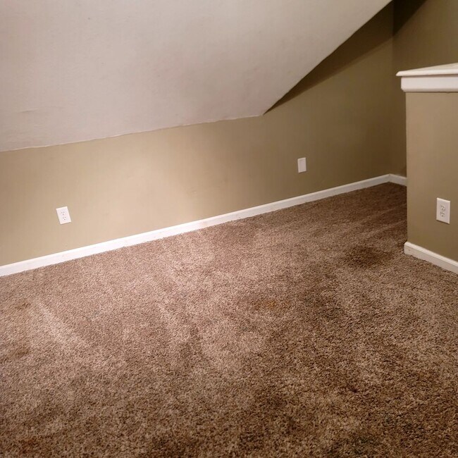 Building Photo - 3 Bedroom/ 1.5 Bathroom Split Level Duplex!