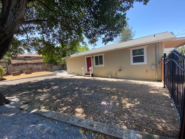 Building Photo - Charming 2 Bedroom Westside Petaluma Bungalow