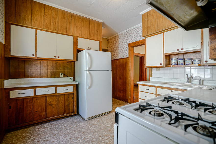 Fully Applianced Kitchen - 911 N Cooper St