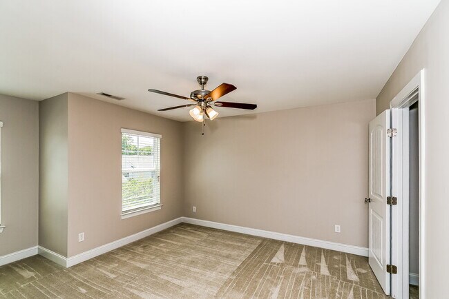 Building Photo - 61 Roterham Dr