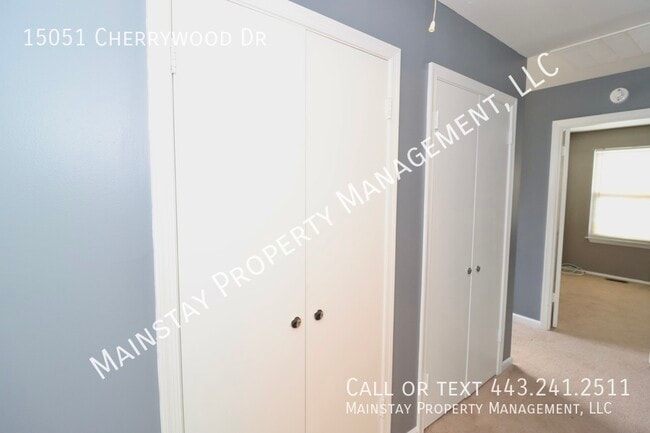Building Photo - Updated End Unit Townhome W/ Fenced in Yard!