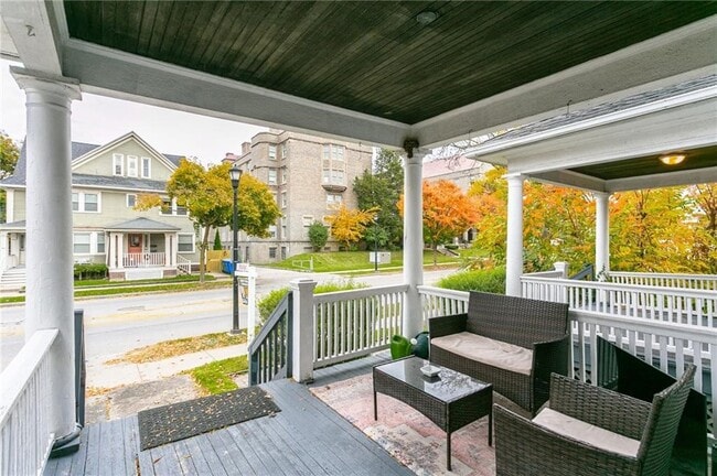 Building Photo - 397-399 University W Ave