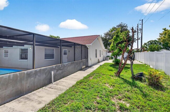 Building Photo - 8005 Pepperidge Ln