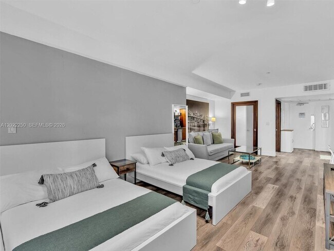 Building Photo - 1052 Ocean Dr