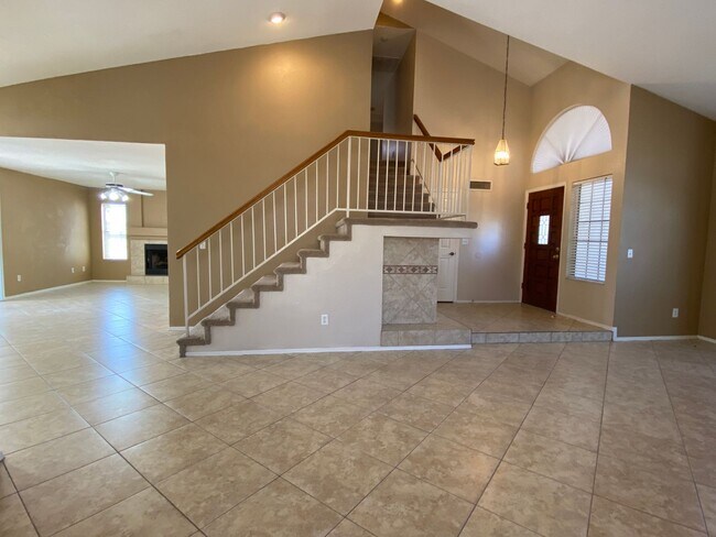 Building Photo - 3 Bedroom 2.5 Bathroom with a Pool in Gard...