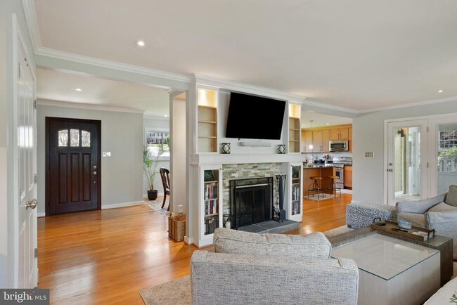 Building Photo - 1404 Middlebury Dr