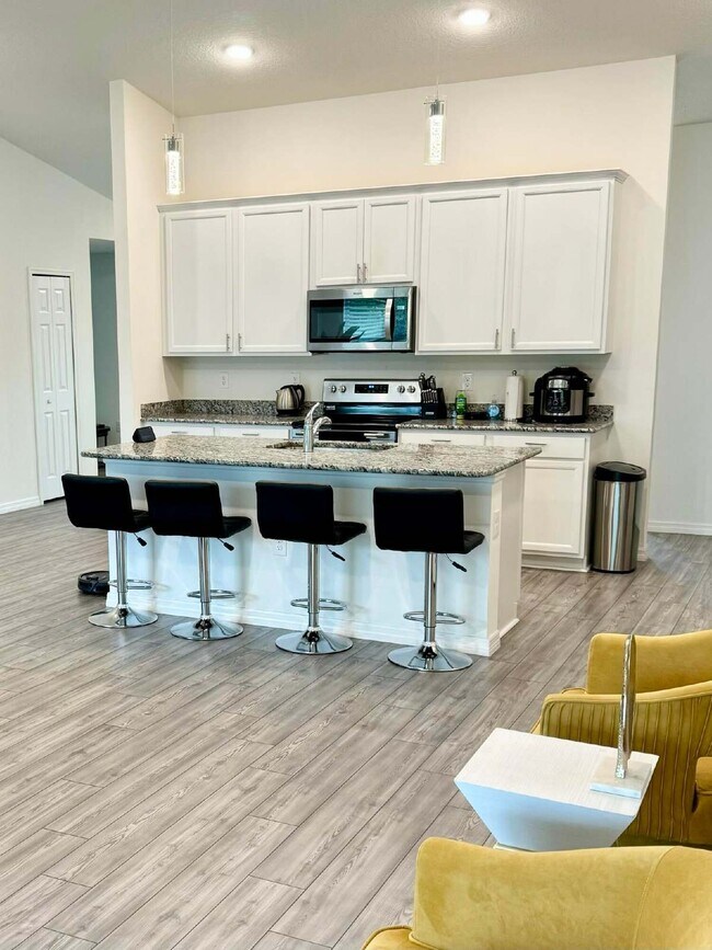 Building Photo - Beautiful open floorplan, split bedrooms, granite counter tops, inside laundry, built 2021. Vault...