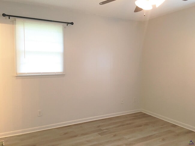 Building Photo - 208 Ivelyn Dr