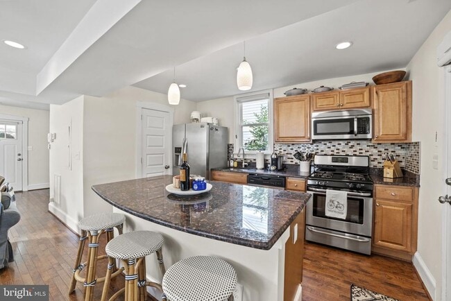 Building Photo - 102 E Linden St