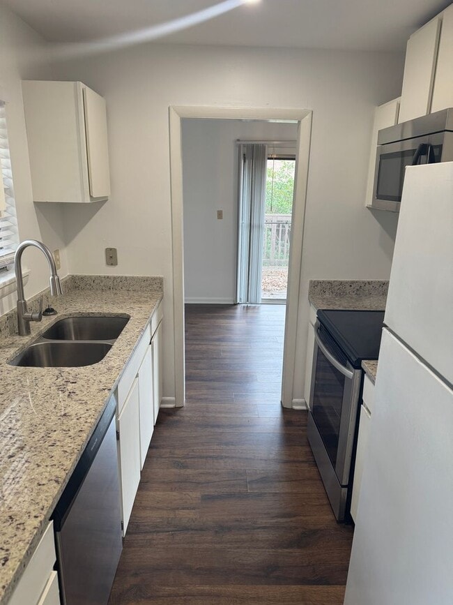 Building Photo - Charming and Spacious 2BR/2BA Townhome in Central Tallahassee