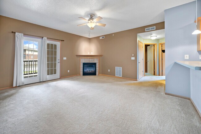 Building Photo - 870 W Cherry St