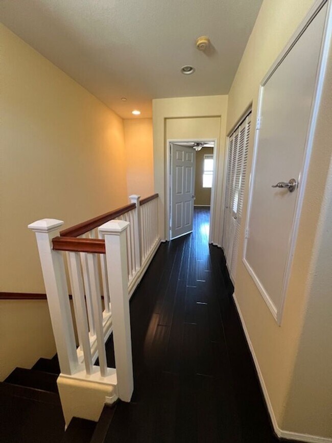 Building Photo - Beautiful 2 Bedroom, 2 1/2 Bathroom Porter Ranch Townhome! Ready for Move In!