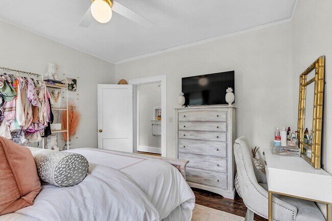 Building Photo - Completely Renovated Charming - 3 bedroom 2 bathroom home - 1108 Bonventure Rd, Savannah GA