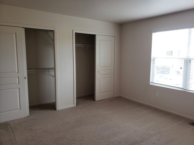Building Photo - Great looking 2 bed 1.5 bath townhouse nea...