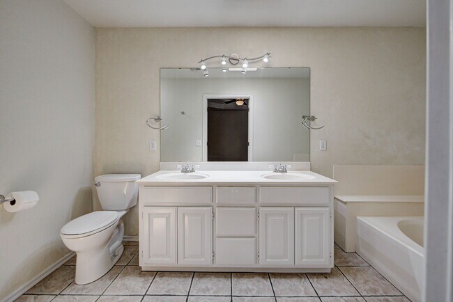 Building Photo - 2904 Canyon Oaks Ct