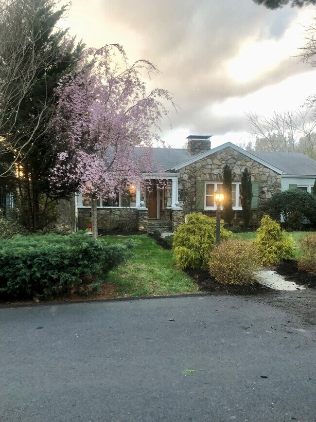 Building Photo - Charming North Asheville Home