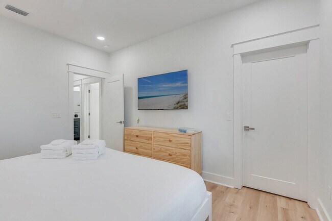 Building Photo - 223 E Lakeshore Dr