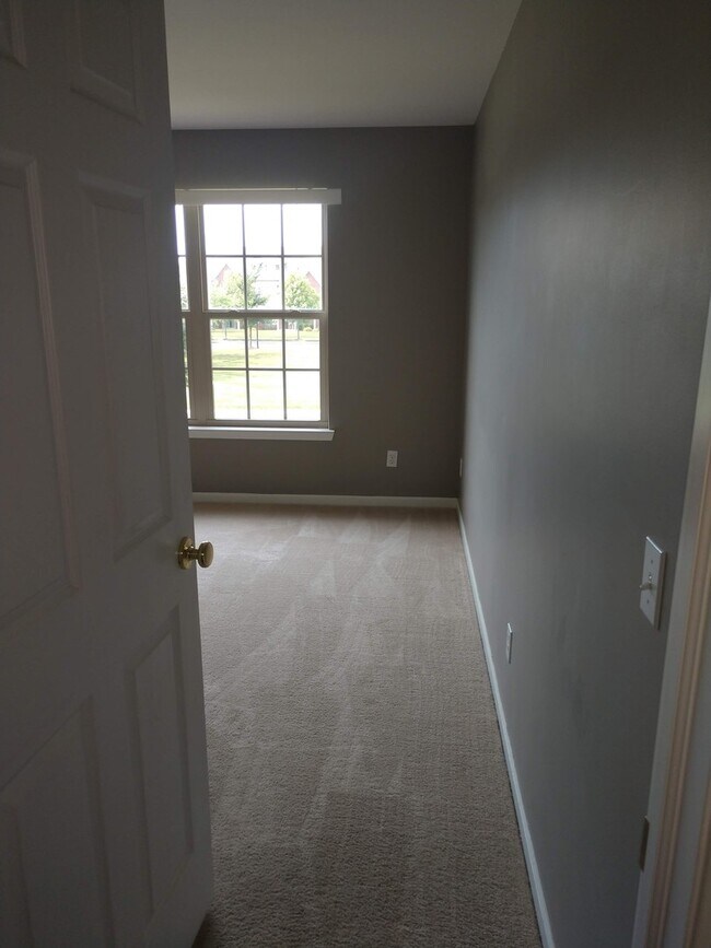 Building Photo - Upper Condo in Woodside Meadows